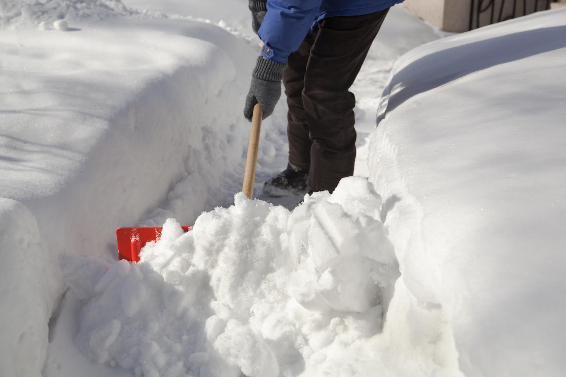 SnowShoveling_182476767